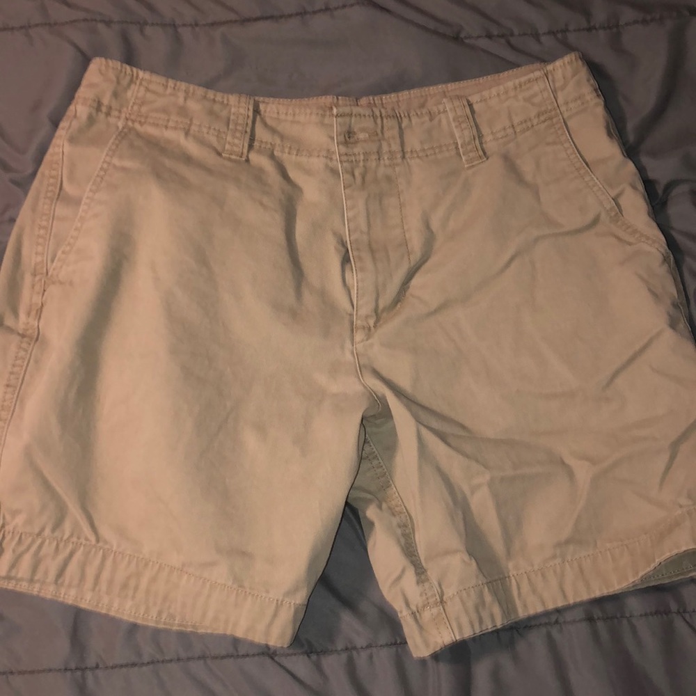 Men’s khaki shorts